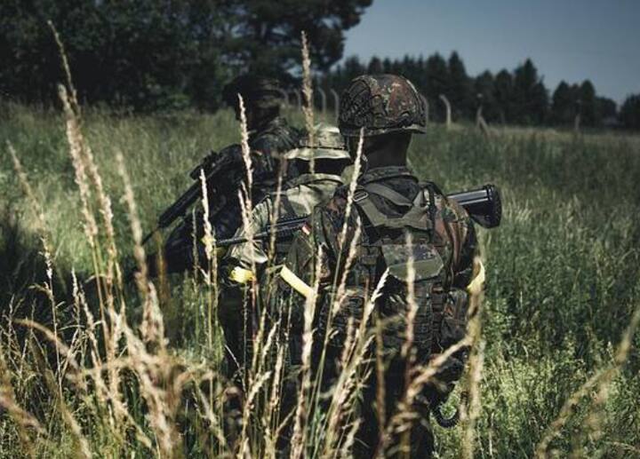 ਦਰਅਸਲ, ਪਾਕਿਸਤਾਨ ਵਿੱਚ, ਇਹ ਫੌਜ ਨਹੀਂ ਬਲਕਿ ਦੇਸ਼ ਦੇ ਚੁਣੇ ਹੋਏ ਪ੍ਰਧਾਨ ਮੰਤਰੀ ਅਤੇ ਰਾਸ਼ਟਰਪਤੀ ਹਨ ਜਿਨ੍ਹਾਂ ਕੋਲ ਪ੍ਰਮਾਣੂ ਹਥਿਆਰਾਂ ਤੱਕ ਪਹੁੰਚ ਹੁੰਦੀ ਹੈ। ਇਸਦਾ ਮਤਲਬ ਹੈ ਕਿ ਪ੍ਰਮਾਣੂ ਹਥਿਆਰਾਂ ਦੀ ਵਰਤੋਂ ਉਨ੍ਹਾਂ ਦੀ ਇਜਾਜ਼ਤ ਤੋਂ ਬਿਨਾਂ ਨਹੀਂ ਕੀਤੀ ਜਾ ਸਕਦੀ।