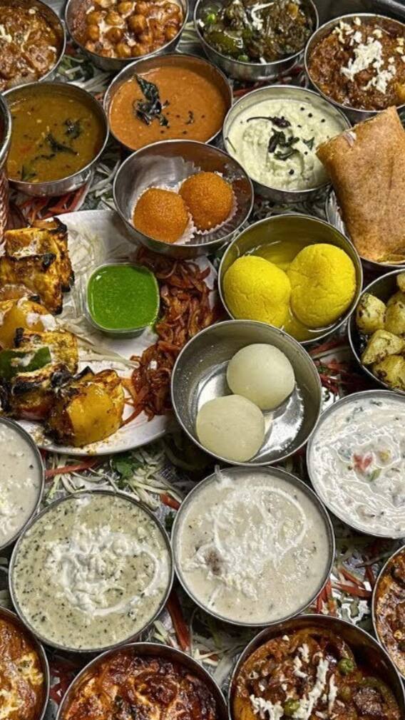 अहमदाबाद की सड़कों पर छुपे स्वादिष्ट स्ट्रीट फूड स्पॉट्स