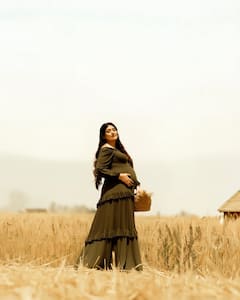 'ये है मोहब्बतें' की 'सिम्मी' ने खेतों में कराया मैटरनिटी फोटोशूट, बेबी बंप को पति ने किया किस