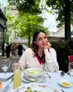 Mom-To-Be Kiara Advani Glows On Vacation With Sidharth Malhotra. See Pics