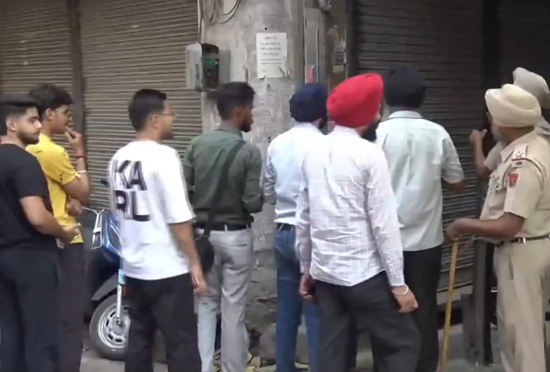Punjab Amritsar Kathianwala Bazaar Gangster Ravneet Singh alias Sone Mote was shot by two unknown assailants Punjab Gangster Ravneet Singh Sone Mote Shot By Two Gunmen In Amritsar