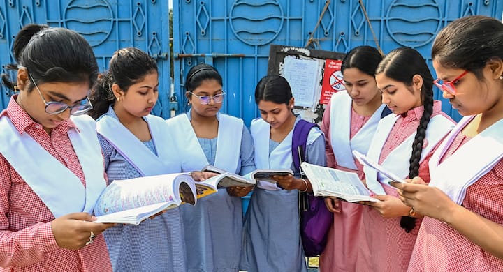 গত ৩ মার্চ থেকে শুরু হয় উচ্চ মাধ্যমিক পরীক্ষা। শেষ হয় ১৮ মার্চ। গত বছর পরীক্ষার্থী ছিল প্রায় ৭ লক্ষ ৯০ হাজার, এবার সেই সংখ্যাটা ৫ লক্ষ ৯ হাজারের কাছাকাছি।