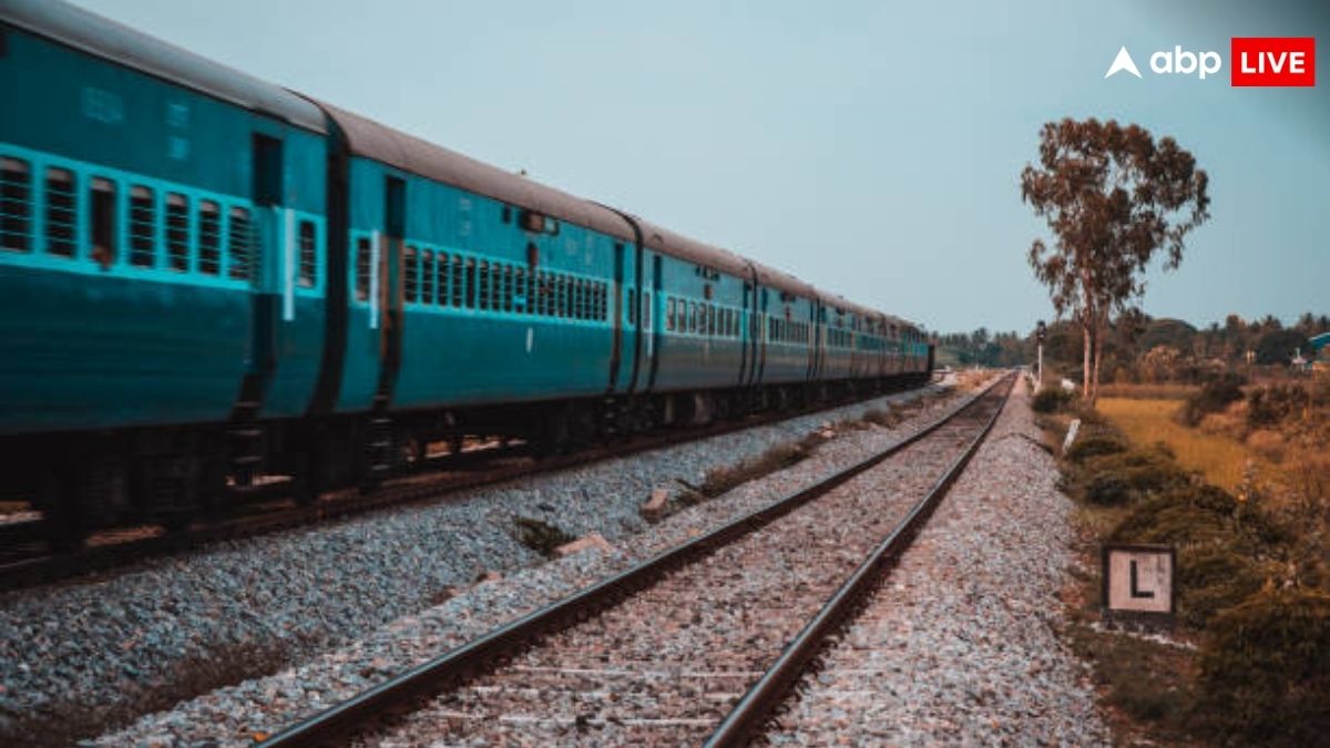 फिरोजाबाद में ट्रेन से गिरकर युवक की मौत, गेट पर बैठकर रहा था सफर, झपकी आने से हुआ हादसा