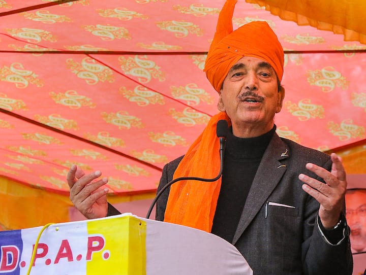 पहलगाम आतंकी हमले पर चर्चा के लिए विपक्ष के दल मांग कर रहे हैं कि संसद का विशेष सत्र बुलाया जाना चाहिए. कांग्रेस के अध्यक्ष और राज्यसभा में नेता प्रतिपक्ष मल्लिकार्जुन खरगे ने पीएम नरेंद्र मोदी को पत्र भी लिखा. विपक्ष की इस मांग पर जम्मू-कश्मीर के पूर्व सीएम और डीपीएपी के अध्यक्ष गुलाम नबी आजाद की प्रतिक्रिया सामने आई है. (फाइल फोटो)