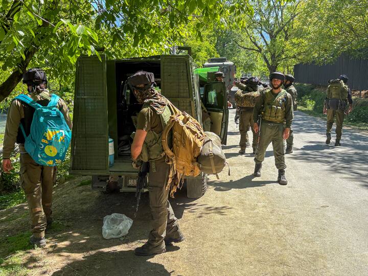 परमाणु हथियारों के मामले में पाकिस्तान, भारत से कुछ हद तक आगे है. संख्या की बात करें तो पाकिस्तान के पास करीब 170 परमाणु बमों का जखीरा है, वहीं भारत के पास ये संख्या 160 के करीब है.