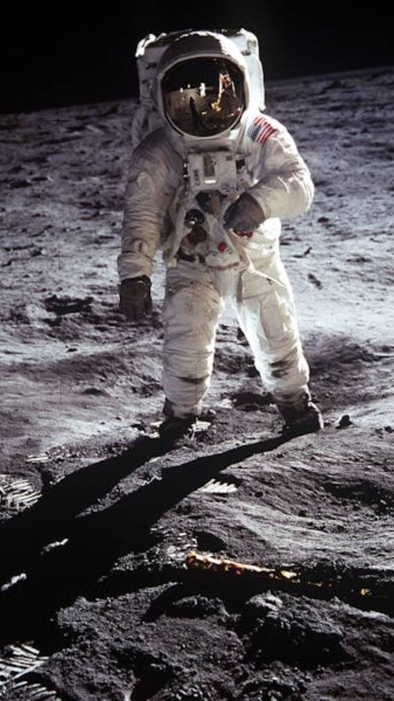 किस इंसान ने सबसे पहले किया था चांद पर पेशाब?