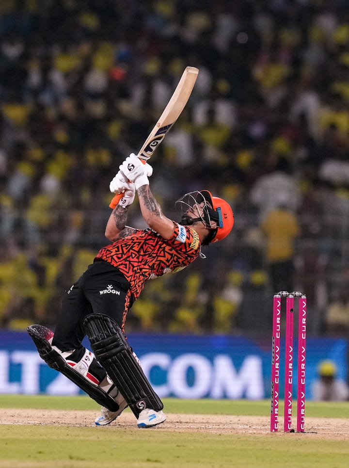 इंसाइडस्पोर्ट के मुताबिक ईशान जो कि पटना से आते हैं. वो बेहतर मौका पाने के लिए  झारखंड के लिए खेलने चले गए. वो भारत के लिए ढेर सारे मैच खेल चुके हैं. ईशान वनडे क्रिकेट में दोहरा शतक भी लगा चुके हैं. वह आईपीएल 2025 में सनराइजर्स हैदराबाद टीम का हिस्सा हैं.