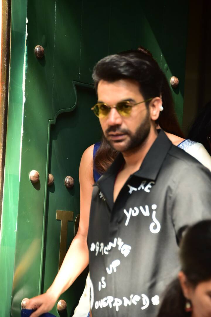 राजकुमार राव के लुक की बात करें तो उन्होंने ब्लैक शर्ट और ब्लैक ट्राउजर पहना था. उनकी शर्ट पर कुछ लिखा भी हुआ है.