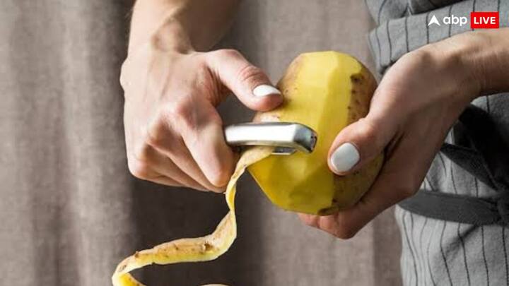 आलू का इस्तेमाल लगभग हर प्रकार की सब्जी में किया जाता है. लेकिन क्या आलू का इस्तेमाल करते समय आप इसके छिलकों को फेंक देते हैं, तो ऐसा करना बंद कर दें, क्योंकि इसके कई बेहतरीन फायदे होते हैं.