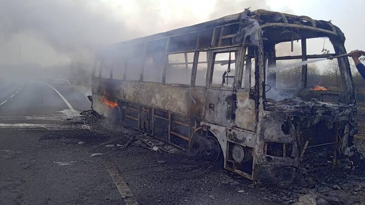 सोलापूर शहरातून मुस्ती गावाच्या दिशेने निघालेल्या एका सिटी बसने अचानक पेट घेतल्याची घटना सोमवारी सकाळी घडली.