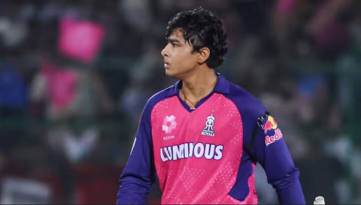 ਵੈਭਵ ਸੂਰਿਆਵੰਸ਼ੀ ਨੇ ਮੰਗਲਵਾਰ ਨੂੰ ਗੁਜਰਾਤ ਟਾਈਟਨਸ ਖਿਲਾਫ 35 ਗੇਂਦਾਂ ਵਿੱਚ ਸੈਂਕੜਾ ਲਗਾ ਕੇ ਇਤਿਹਾਸ ਰਚ ਦਿੱਤਾ। ਉਹ ਟੀ-20 ਕ੍ਰਿਕਟ ਵਿੱਚ ਸੈਂਕੜਾ ਲਗਾਉਣ ਵਾਲਾ ਸਭ ਤੋਂ ਘੱਟ ਉਮਰ ਦਾ ਖਿਡਾਰੀ ਬਣ ਗਿਆ ਹੈ।