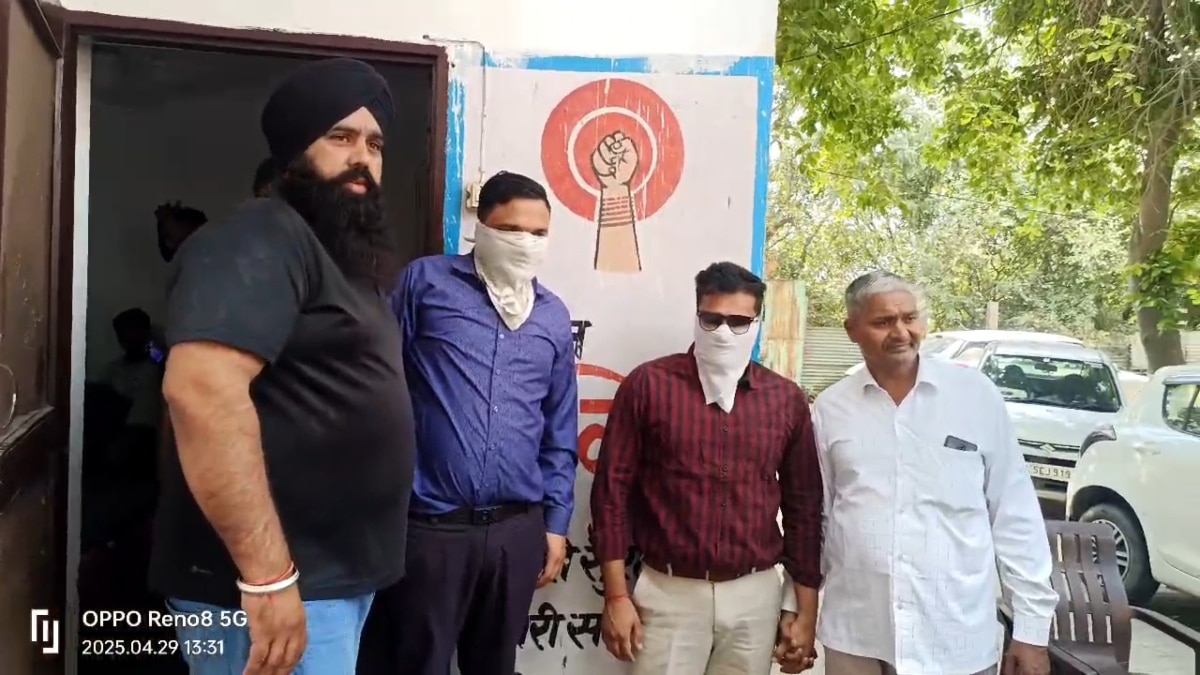 Hapur News: हापुड़ में रिश्वत लेते दबोचा गया बीएसए कार्यालय का बाबू, एंटी करप्शन टीम की कार्रवाई से हड़कंप