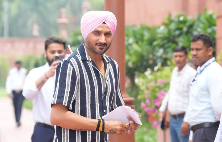 हरभजन ने इससे पहले पहलगाम आतंकी हमले को लेकर सोशल मीडिया पर पोस्ट भी किया था. उन्होंने लिखा था कि ‘मेरी सवेंदना उन सभी परिवारों के साथ है जिन्होंने इस हमले में अपनी जान गंवाई. इसे माफ नहीं किया जा सकता.’