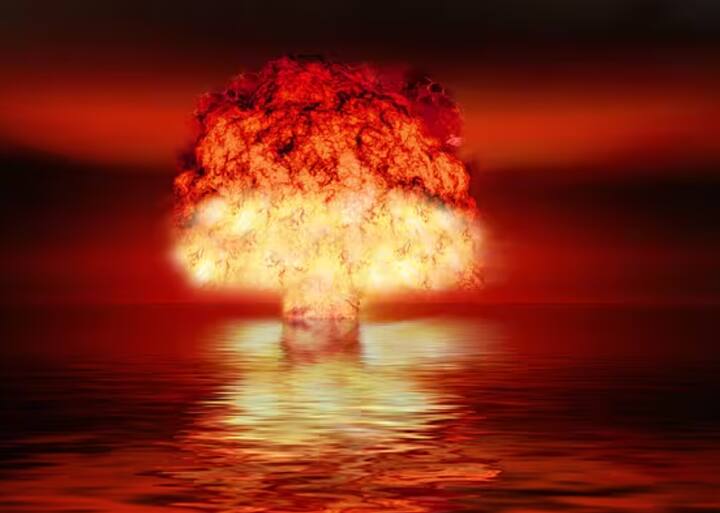 ਪਰਮਾਣੂ ਹਥਿਆਰਾਂ 'ਤੇ ਇਸ ਬਹਿਸ ਦੇ ਵਿਚਕਾਰ, ਸੋਸ਼ਲ ਮੀਡੀਆ 'ਤੇ ਇੱਕ ਸਵਾਲ ਲਗਾਤਾਰ ਪੁੱਛਿਆ ਜਾ ਰਿਹਾ ਹੈ ਕਿ ਪਾਕਿਸਤਾਨ ਵਿੱਚ ਪਰਮਾਣੂ ਹਥਿਆਰਾਂ ਦੀ ਵਰਤੋਂ ਕਰਨ ਦੀ ਸ਼ਕਤੀ ਕਿਸ ਕੋਲ ਹੈ?