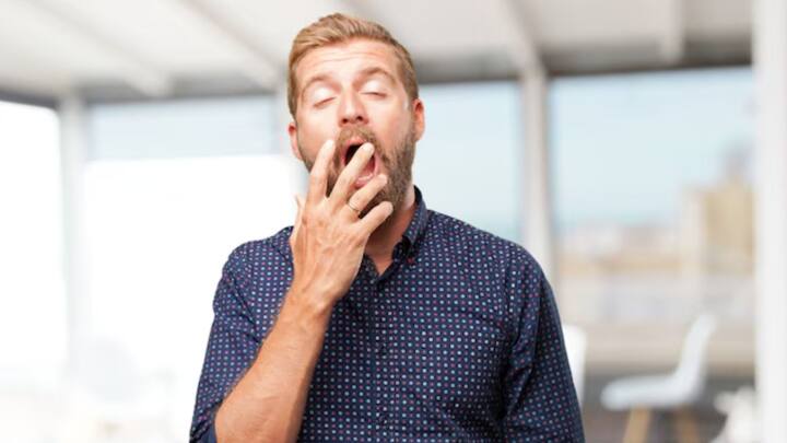 পর্যাপ্ত ঘুম হলেও অনেক সময় হাই তুলি আমরা। বিশেষ করে সামনে যদি কাউকে হাই তুলতে দেখি, বা পাশ থেকে কারও হাই তোলার শব্দ পেলেও আপনাআপনি হাই ওঠে আমাদের।