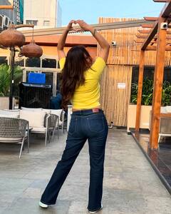 येलो टॉप में मोनालिसा ने कराया फोटोशूट, फैंस बोले- 'आप हमारे दिलों की रानी'