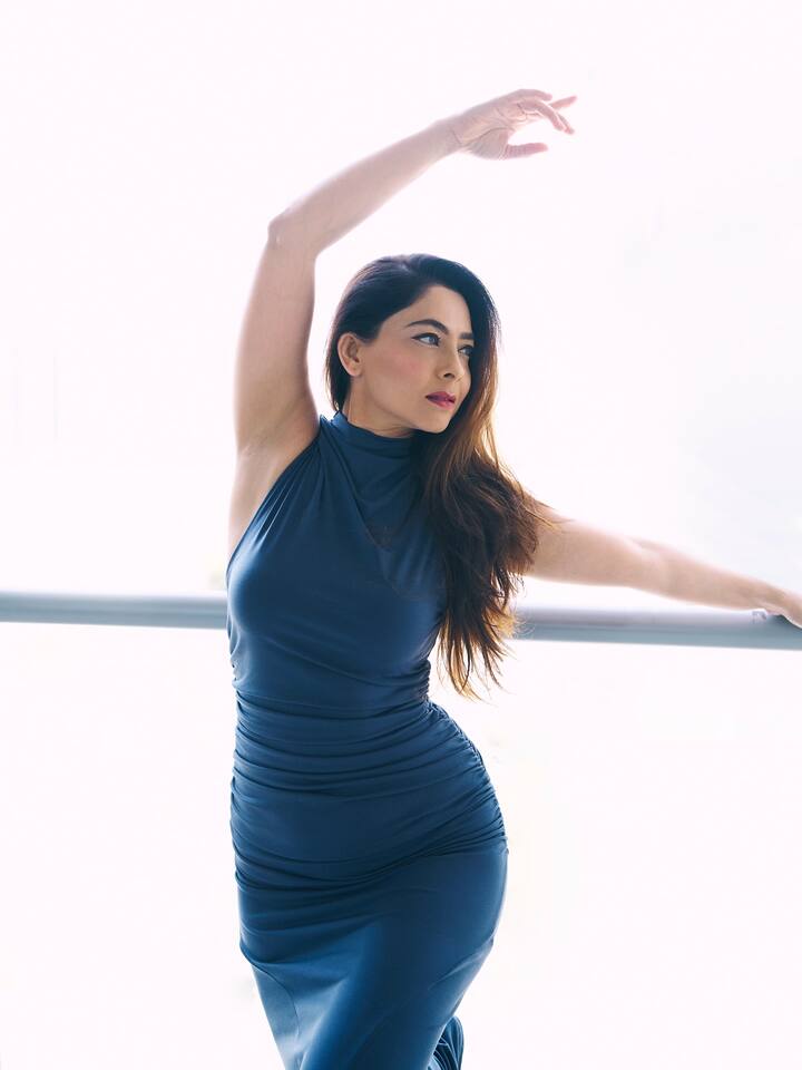 सोनालीने नुकताच एक नवा लूक शेअर केलाय ज्यात तिने निळा बॉडीकॉन ड्रेस परिधान केला आहे.
