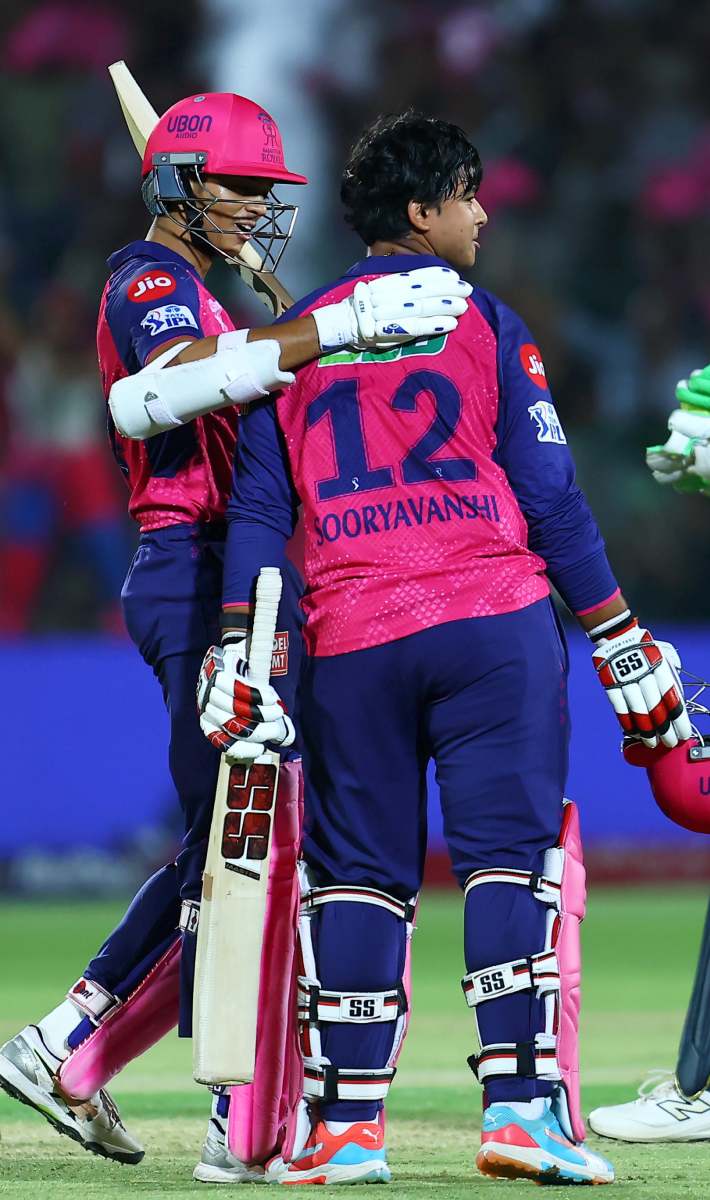 गुजरात टाइटंस के खिलाफ वैभव ने 38 गेंदों में 101 रन बना कर IPL इतिहास का सबसे युवा शतकवीर बनने का रिकॉर्ड बनाया है