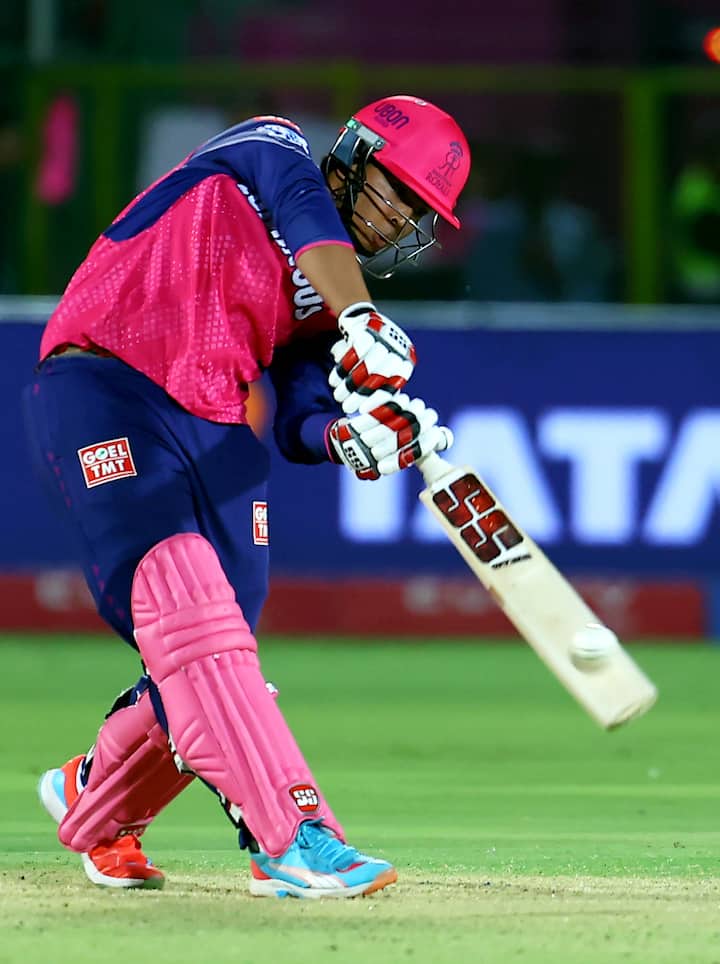 वैभव ने चार साल की उम्र से क्रिकेट खेलना शुरू कर दिया था. इसके बाद 9 साल की उम्र में उनके पिता ने समस्तीपुर के एक क्रिकेट अकादमी में वैभव का एडमिशन करा दिया. वैभव की मां रात में 11 बजे सोती थी और रात में ही 2 बजे उठ जाती थी. वे वैभव के लिए इतनी रात में ही उठकर खाना बना देती थी. क्योंकि सुबह में ही वैभव को प्रैक्टिस के लिए जाना पड़ता था.