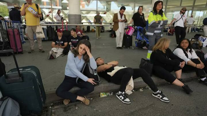 Due to significant delays and partial closures, flights were grounded and passengers were left stranded at the airport.(X@lepikInfo)