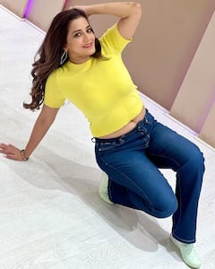 Photoshoot: યલો ટૉપમાં મોનાલિસાએ કરાવ્યું ફોટોશૂટ, ફેન્સ બોલ્યા- 'તમે અમારા દિલની રાણી...'