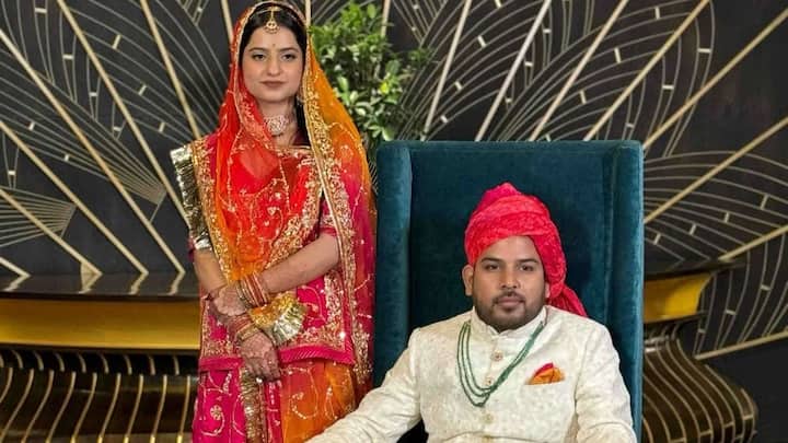 प्रबल प्रताप तोमर दिल्ली में लॉन टेनिस एसोसिएशन के उपाध्यक्ष हैं. दोनों की सगाई 21 अक्टूबर 2024 को आगरा के ताज होटल से हुई थी.