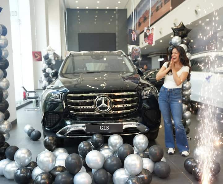 Originally from the Punjabi entertainment industry, Shehnaaz transitioned to Bollywood with her debut in “Kisi Ka Bhai Kisi Ki Jaan”, starring Salman Khan, Pooja Hegde, Venkatesh Daggubati, and Bhumika Chawla.