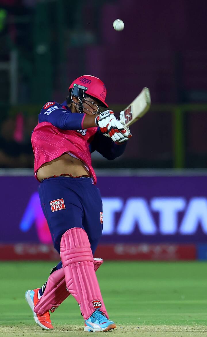 बता दें कि वैभव आईपीएल में शतक लगाने वाले सबसे युवा खिलाड़ी बन गए. वो सबसे तेज शतक लगाने वाले भारतीय बल्लेबाज भी बनें. उन्होंने यूसुफ पठान का रिकॉर्ड भी तोड़ दिया. पठान ने 37 गेंदों में शतक लगाया था.