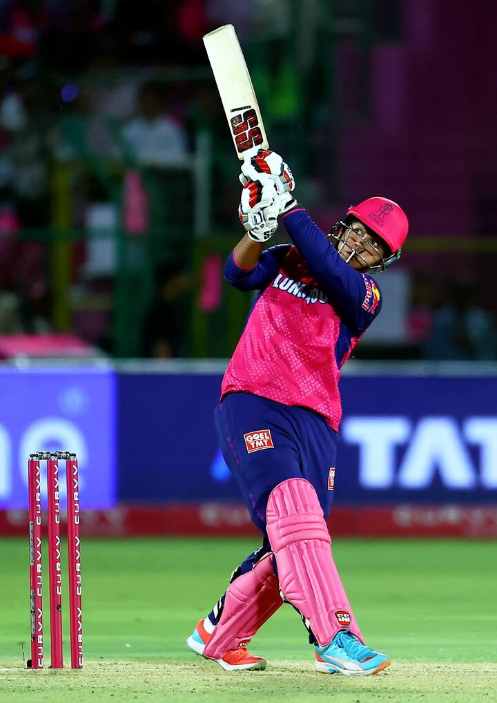 वैभव ने आईपीएल का दूसरा सबसे तेज शतक जड़ा. उन्होंने 38 गेंदों में 101 रनों की पारी खेली. इस पारी में वैभव ने 11 छक्के और 7 चौके लगाए. उनकी पारी की वजह से राजस्थान ने गुजरात टाइटंस को हरा दिया.