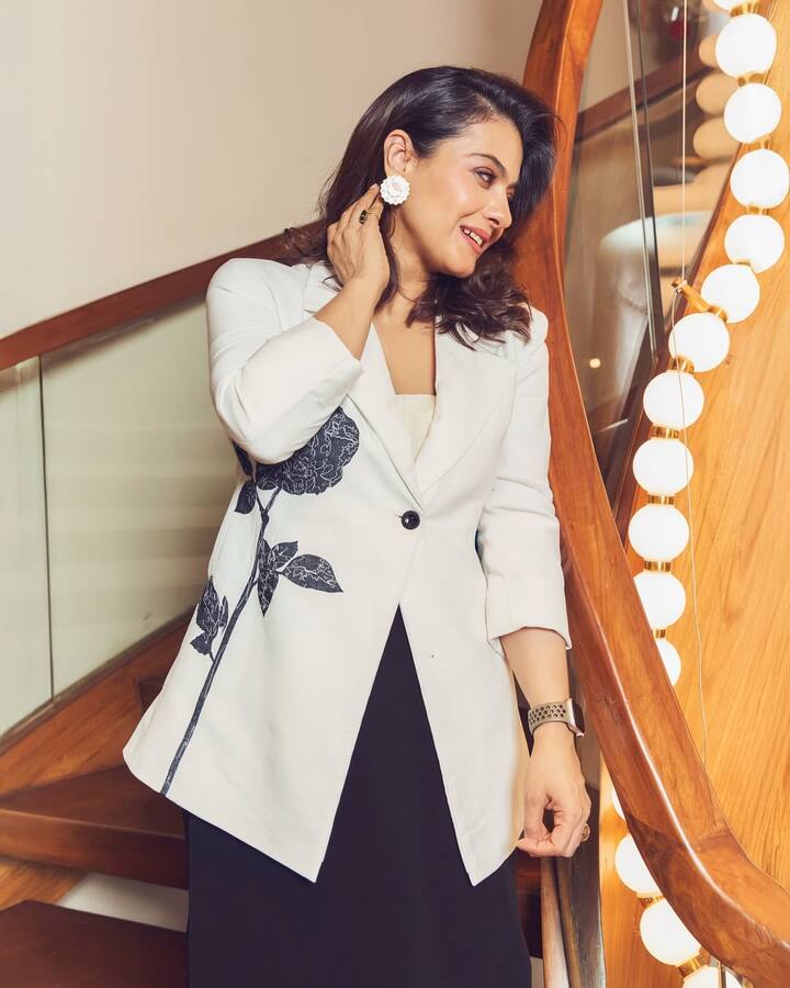 She completed her look with a neutral manicure, a green gemstone ring, and an Apple Watch, blending modern sensibilities with traditional charm.