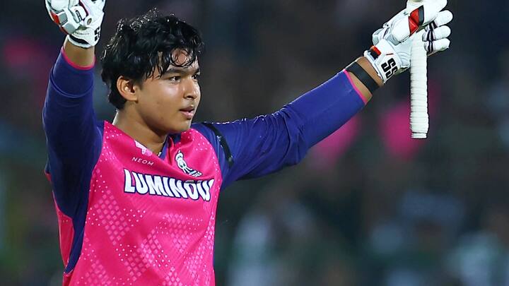 वैभव सूर्यवंशी ने आईपीएल में शतक लगाकर इतिहास रच दिया. इसके बाद उन्हें बिहार सरकार की तरफ से 10 लाख रुपये मिले. वहीं उन्हें राजस्थान टीम के मालिक की तरफ से मर्सिडीज कार भी गिफ्ट में मिली.