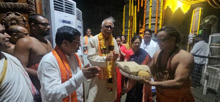 బుధవారం ఉదయం 3 గంటల నుంచి ఆరు గంటల వరకు సింహాద్రి అప్పన్న ఆలయంలో ప్రొటోకాల్, గర్భగుడి దర్శనాలకు అనుమతించారు. భక్తులు పెద్ద ఎత్తున సింహాచలం ఆలయానికి తరలి వస్తున్నారు.