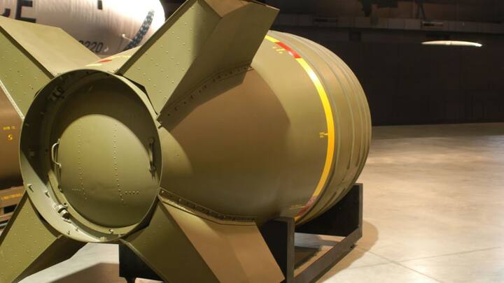 आज भी दुनिया के तमाम देश परमाणु हथियारों पर अरबों डॉलर रुपये खर्च कर रहे हैं. इसको बनाने से लेकर इसके रख-रखाव में करोड़ों का खर्चा आता है.