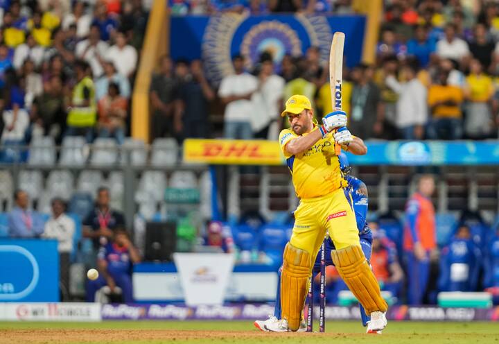 महेंद्रसिंह धोनीनं म्हटलं की तुम्ही जास्त सामने घरच्या मैदानावर खेळता. त्याचा होणारा फायदा महत्त्वाचा असतो. मात्र, आम्ही फायदा घेऊ शकलो नाही.आमची टीम अशी जी फार बदल करत नाही. मात्र, आम्ही या हंगामात अनेक बदल केले आहेत. याचा कारण थेट आहे, जेव्हा तुमचे बरेच खेळाडू चांगली कामगिरी करतात त्यावेळी 1 ते 2 खेळाडू बदलू शकता. मात्र, हा हंगाम आमच्यासाठी चांगला राहिला नाही.