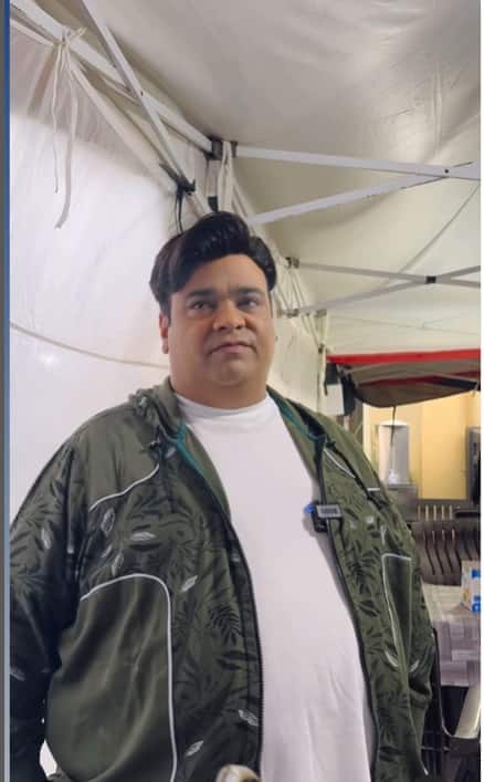 कृष्णा का ये अंदाज देखकर उनके कस्टमर कीकू शारदा पहले तो उनके गाने की तारीफ कर रहे हैं और फिर कहते हैं कि ये क्या कर रहे हो.