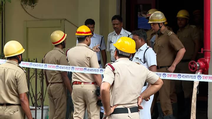 একেই বোধহয় বলে, রাখে হরি মারে কে। বড়বাজারের হোটেলে বিধ্বংসী আগুন থেকে আশ্চর্যজনকভাবে রক্ষা পেয়ে যআন শ্যাম  পাণ্ডে নামে এক ব্যক্তি।