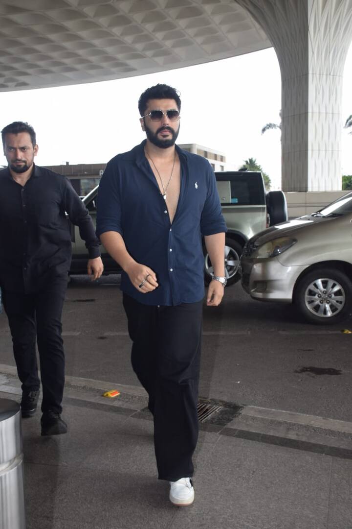 अर्जुन कपूर भी एयरपोर्ट पर स्पॉट हुए. लंबे समय के बाद अर्जुन को एयरपोर्ट पर देखा गया. वो कूल लुक में नजर आए.