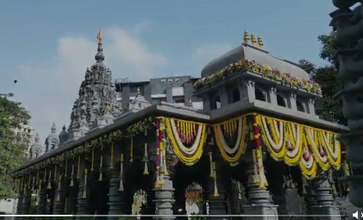 शरद पवारांनी सपत्नीक मूर्तीची प्राणप्रतिष्ठा केली.