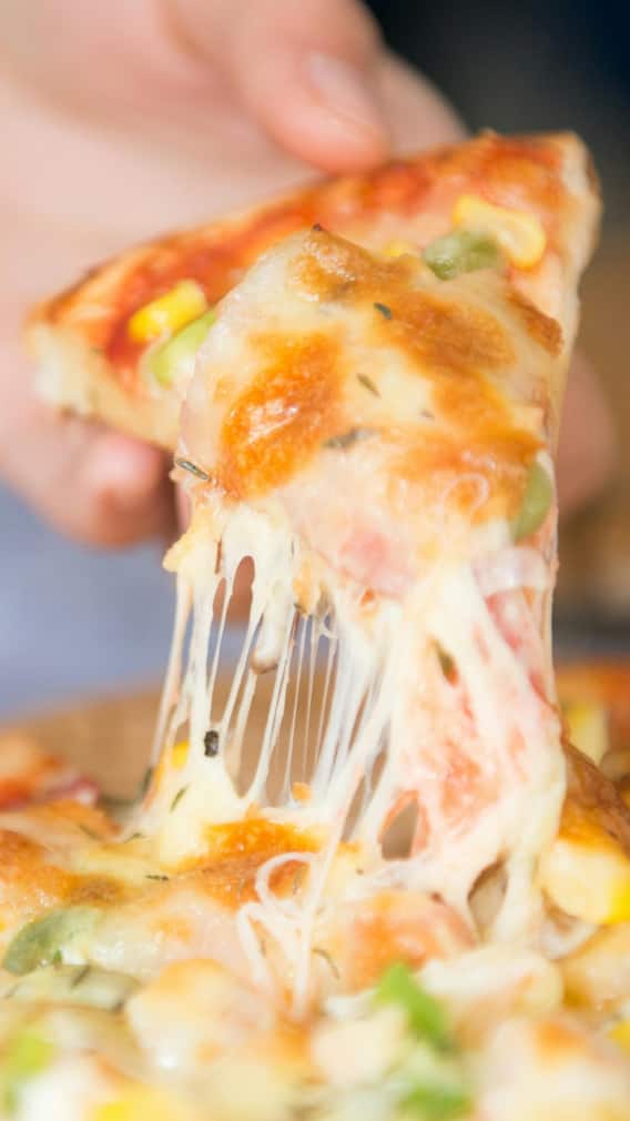 एक पिज्जा की कैलोरी बराबर करने के लिए कितने किमी चलना पड़ेगा