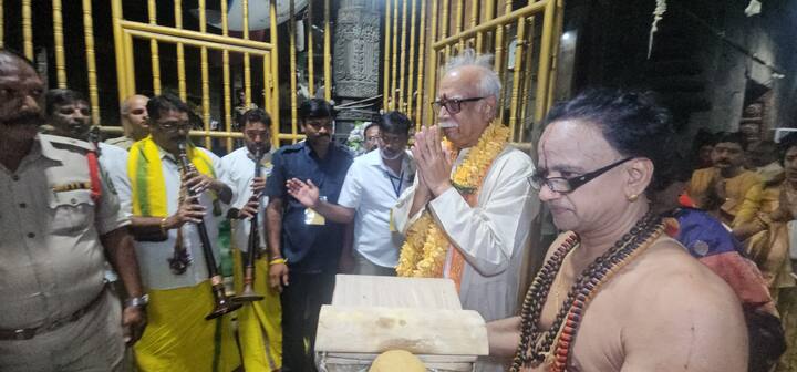 తొలి దర్శనం చేసుకొని పట్టువస్త్రాలను సమర్పించారు అశోక్ గజపతిరాజు. అప్పన్న చందనోత్సవం సందర్భంగా ఏపీ ప్రభుత్వం తరఫున రెవెన్యూ మంత్రి అనగాని సత్యప్రసాద్ స్వామి వారికి పట్టువస్త్రాలు సమర్పించారు.