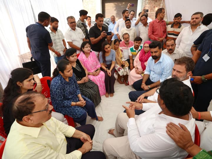 लोकसभेतील विरोधी पक्षनेते राहुल पहलगाम दहशतवादी हल्ल्यात प्राण गमावलेल्या शुभम द्विवेदीच्या कुटुंबाला भेटण्यासाठी उत्तर प्रदेशातील कानपूरला पोहोचले. यावेळी त्यांनी शुभमला श्रद्धांजली वाहिली आणि कुटुंबाचे सांत्वन केले.