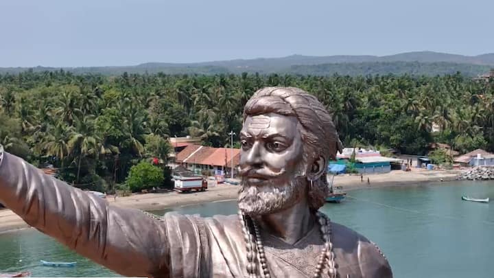 पंतप्रधान नरेंद्र मोदींच्याहस्ते लोकार्पण करण्यात आलेला मालवण किल्ल्यावरील छत्रपती शिवाजी महाराजांचा पुतळा वादळी वाऱ्याने कोसळल्यानंतर राज्यभरातून तीव्र संताप व्यक्त करण्यात आला.