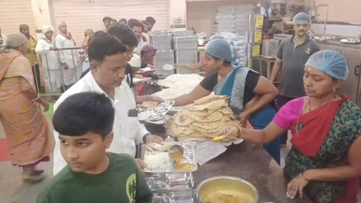 रुक्मिणी मातेलाही अशाच पद्धतीचा पंचपकवांनाचा महानैवेद्य असून मातेच्या महाप्रसादात कटाची आमटी आणि कडबू हे वेगळे पदार्थ असतात. त्यामुळे आज आता देवाच्या बरोबर देवाच्या भक्तांनाही अन्नछत्रामध्ये आमरस पोळीचा बेत मंदिर समितीच्या वतीने देण्यात येत आहे.