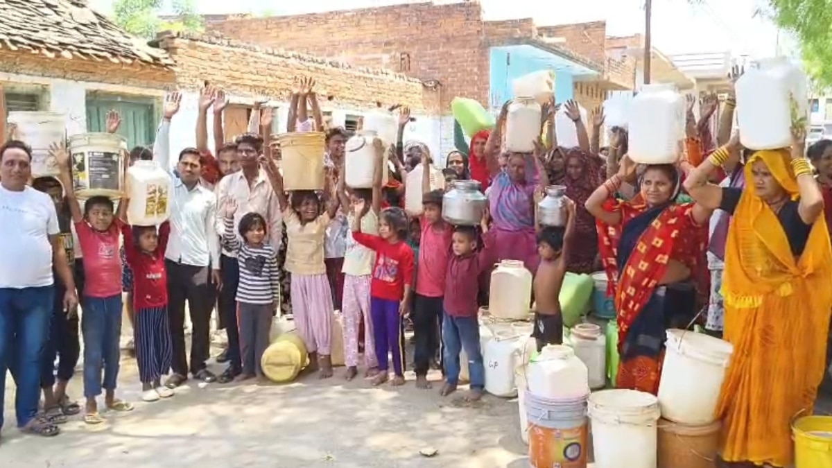 यूपी के इस शहर में बूंद-बूंद पानी को मोहताज हैं ग्रामीण, गीत गाकर बयां किया अपना दर्द