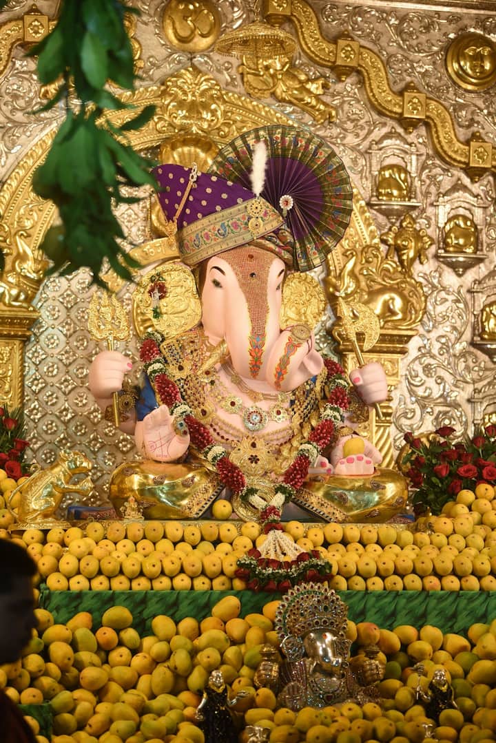 पुण्यातील प्रसिद्ध व्यापारी देसाई बंधू आंबेवालेचे मंदार देसाई आणि कुटूंबियांच्या वतीनं हा महानैवैद्य देण्यात आला.