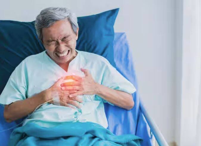 ਗੁੱਸੇ ਵਿੱਚ ਖੂਨ ਦਾ ਪ੍ਰਵਾਹ ਵਧਦਾ ਹੈ ਅਤੇ ਪਲੇਟਲੈਟਸ ਤੇਜ਼ੀ ਨਾਲ ਇਕੱਠੇ ਚਿਪਕਣ ਲੱਗਦੇ ਹਨ। ਇਸ ਨਾਲ ਖੂਨ ਦੇ ਥੱਕੇ ਬਣਨ ਦਾ ਖ਼ਤਰਾ ਵੱਧ ਜਾਂਦਾ ਹੈ, ਜੋ ਦਿਲ ਲਈ ਖ਼ਤਰਾ ਹੋ ਸਕਦਾ ਹੈ। ਇਨ੍ਹਾਂ ਗਤਲਿਆਂ ਕਾਰਨ, ਦਿਲ ਨੂੰ ਖੂਨ ਦੀ ਸਪਲਾਈ ਵਿੱਚ ਵਿਘਨ ਪੈ ਸਕਦਾ ਹੈ, ਜਿਸ ਨਾਲ ਦਿਲ ਦਾ ਦੌਰਾ ਪੈ ਸਕਦਾ ਹੈ।