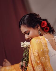 PHOTO: अभिनेत्री आणि कवयित्री स्पृहा जोशीचा मनमोहक अंदाज; साडी नेसून दिल्या अक्षय्य तृतीयेच्या शुभेच्छा!