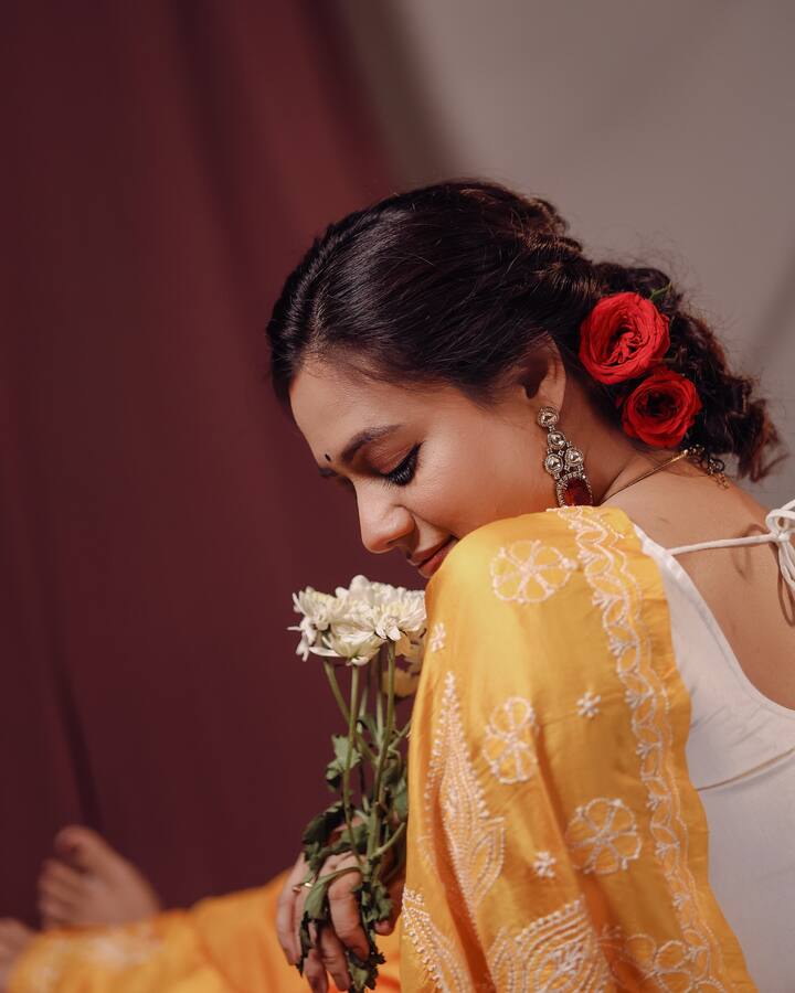 स्पृहा ही ‘लोकमान्य’ या मालिकेमधून प्रेक्षकांच्या भेटीस आली होती.