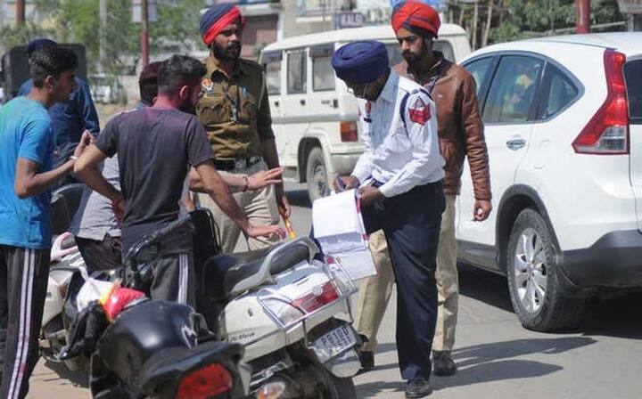 ਡਰਾਈਵਿੰਗ ਲਾਇਸੈਂਸ ਲੈਣ ਆਏ ਲੋਕਾਂ ਤੋਂ ਟਰੈਕ 'ਤੇ ਦਿੱਤੀਆਂ ਜਾ ਰਹੀਆਂ ਸੇਵਾਵਾਂ ਬਾਰੇ ਫੀਡਬੈਕ ਲਈ। ਇਸ ਦੌਰਾਨ ਸਹਾਇਕ ਸਟੇਟ ਟਰਾਂਸਪੋਰਟ ਕਮਿਸ਼ਨਰ ਸੁਖਵਿੰਦਰ ਕੁਮਾਰ, ਖੇਤਰੀ ਟਰਾਂਸਪੋਰਟ ਅਫ਼ਸਰ ਬਲਬੀਰ ਰਾਜ ਸਿੰਘ, ਏਆਰਟੀਓ ਵਿਸ਼ਾਲ ਗੋਇਲ ਵੀ ਮੌਜੂਦ ਸਨ। ਭੁੱਲਰ ਨੇ ਐਲਾਨ ਕੀਤਾ ਕਿ ਮੁੱਖ ਮੰਤਰੀ ਭਗਵੰਤ ਸਿੰਘ ਮਾਨ ਦੀ ਅਗਵਾਈ ਵਾਲੀ ਪੰਜਾਬ ਸਰਕਾਰ ਜਲਦੀ ਹੀ ਸੂਬੇ ਭਰ ਦੇ ਹਰੇਕ ਡਰਾਈਵਿੰਗ ਟੈਸਟ ਟਰੈਕ 'ਤੇ ਦੋ ਕਰਮਚਾਰੀ ਨਿਯੁਕਤ ਕਰੇਗੀ ਅਤੇ ਇਹ ਕਰਮਚਾਰੀ ਬਿਨੈਕਾਰਾਂ ਨੂੰ ਪੂਰੀ ਤਰ੍ਹਾਂ ਮੁਫਤ ਔਨਲਾਈਨ ਅਰਜ਼ੀ ਭਰਨ ਵਿੱਚ ਮਦਦ ਕਰਨਗੇ।