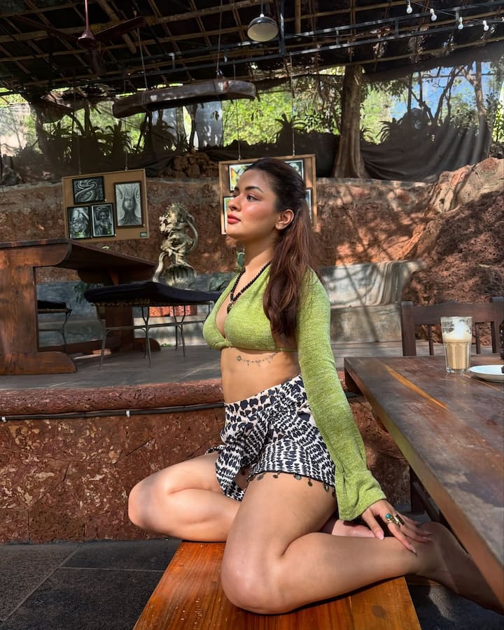 https:= avneet kaur flaunts figure in mini skirt deep neck crop top shares pics from goa trip | डीपनेक टॉप और मिनी स्कर्ट में अवनीत कौर ने दिए पोज, फैंस बोले